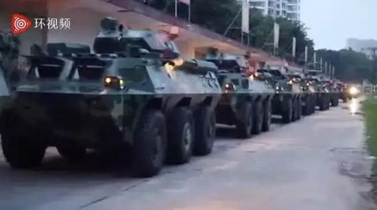 各网站纷纷在传一个武警车队在深圳集结的视频